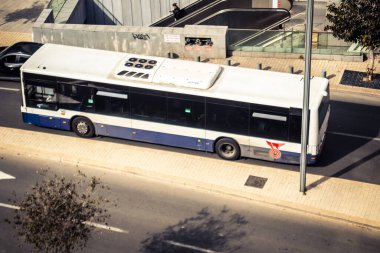 Tel Aviv, İsrail, 21 Ocak 2026 otobüsleri şehir merkezinde dolaşır, modern şehir yaşam tarzını yansıtır, hareketliliği ve akıcılığı güvence altına alır. Bu, insanların tercih ettiği ulaşım şekillerinden biri..