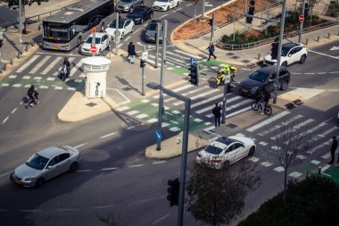 Tel Aviv, İsrail, 21 Ocak 2026 Tel Aviv şehir merkezinde trafik. Tel Aviv 'de tercih edilen ulaşım yolları arasında arabalar, taksiler ve otobüsler yer alıyor..