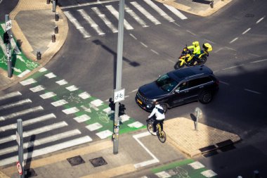 Tel Aviv, İsrail, 21 Ocak 2026 Magen David Adom (MDA) ambulansı Tel Aviv, İsrail sokaklarında acil durum ışıklarıyla yol alıyor. Kentsel acil servis sahnesi.