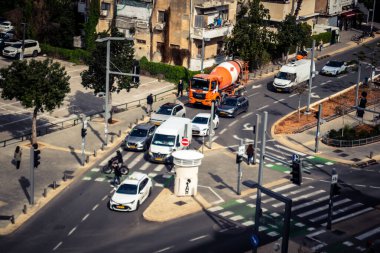 Tel Aviv, İsrail, 21 Ocak 2026 Tel Aviv şehir merkezinde trafik. Tel Aviv 'de tercih edilen ulaşım yolları arasında arabalar, taksiler ve otobüsler yer alıyor..