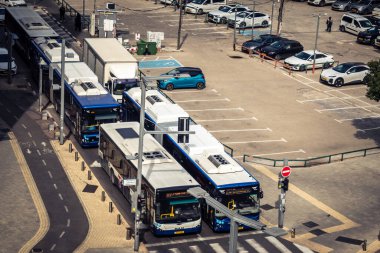 Tel Aviv, İsrail, 21 Ocak 2026 otobüsleri şehir merkezinde dolaşır, modern şehir yaşam tarzını yansıtır, hareketliliği ve akıcılığı güvence altına alır. Bu, insanların tercih ettiği ulaşım şekillerinden biri..