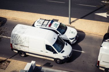 Tel Aviv, İsrail, 21 Ocak 2026 İsrail polis arabası Tel Aviv sokaklarında devriye geziyor..