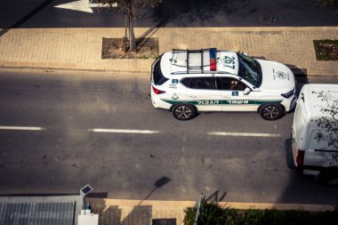 Tel Aviv, İsrail, 21 Ocak 2026 İsrail polis arabası Tel Aviv sokaklarında devriye geziyor..