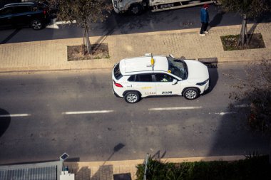 Tel Aviv, İsrail, 21 Ocak 2026 Tel Aviv şehir merkezindeki yoğun caddelerde ilerlerken, devam eden bölgesel çatışmalara ve artan güvenlik gerilimlerine rağmen kentin hareketliliğini ve akışını sürdürüyor..