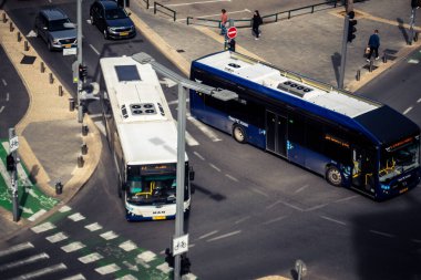 Tel Aviv, İsrail, 21 Ocak 2026 otobüsleri şehir merkezinde dolaşır, modern şehir yaşam tarzını yansıtır, hareketliliği ve akıcılığı güvence altına alır. Bu, insanların tercih ettiği ulaşım şekillerinden biri..