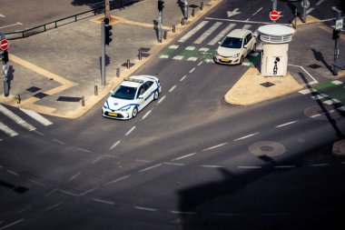 Tel Aviv, İsrail, 21 Ocak 2026 İsrail polis arabası Tel Aviv sokaklarında devriye geziyor..