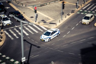 Tel Aviv, İsrail, 21 Ocak 2026 İsrail polis arabası Tel Aviv sokaklarında devriye geziyor..