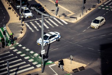 Tel Aviv, İsrail, 21 Ocak 2026 Tel Aviv şehir merkezinde trafik. Tel Aviv 'de tercih edilen ulaşım yolları arasında arabalar, taksiler ve otobüsler yer alıyor..