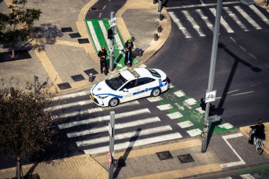 Tel Aviv, İsrail, 21 Ocak 2026 İsrail polis arabası Tel Aviv sokaklarında devriye geziyor..