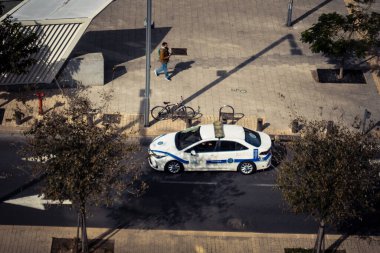 Tel Aviv, İsrail, 21 Ocak 2026 İsrail polis arabası Tel Aviv sokaklarında devriye geziyor..