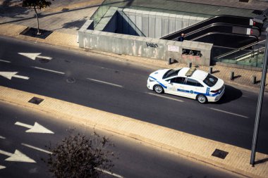 Tel Aviv, İsrail, 21 Ocak 2026 İsrail polis arabası Tel Aviv sokaklarında devriye geziyor..