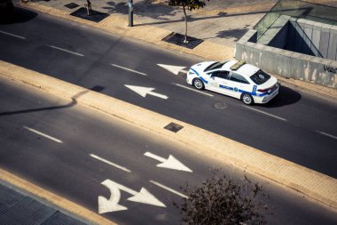Tel Aviv, İsrail, 21 Ocak 2026 İsrail polis arabası Tel Aviv sokaklarında devriye geziyor..