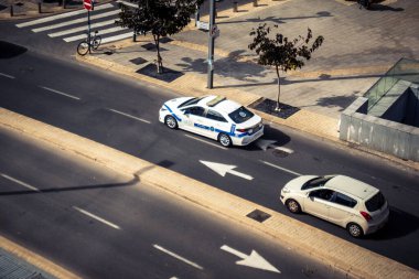 Tel Aviv, İsrail, 21 Ocak 2026 İsrail polis arabası Tel Aviv sokaklarında devriye geziyor..