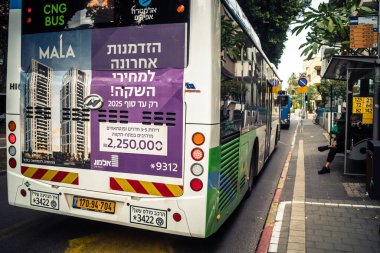 Tel Aviv, İsrail, 21 Ocak 2026 otobüsleri şehir merkezinde dolaşır, modern şehir yaşam tarzını yansıtır, hareketliliği ve akıcılığı güvence altına alır. Bu, insanların tercih ettiği ulaşım şekillerinden biri..
