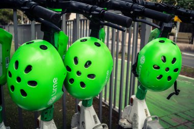 Tel Aviv, İsrail, 21 Ocak 2026 Rothschild Bulvarı boyunca elektrikli scooterlar park etti. Tel Aviv 'de ağaçlarla kaplı, canlı bir merkez cadde. Modern şehir yaşam tarzını yansıtıyor..