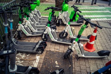 Tel Aviv, İsrail, 21 Ocak 2026 Rothschild Bulvarı boyunca elektrikli scooterlar park etti. Tel Aviv 'de ağaçlarla kaplı, canlı bir merkez cadde. Modern şehir yaşam tarzını yansıtıyor..