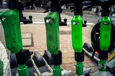 Tel Aviv, İsrail, 21 Ocak 2026 Rothschild Bulvarı boyunca elektrikli scooterlar park etti. Tel Aviv 'de ağaçlarla kaplı, canlı bir merkez cadde. Modern şehir yaşam tarzını yansıtıyor..