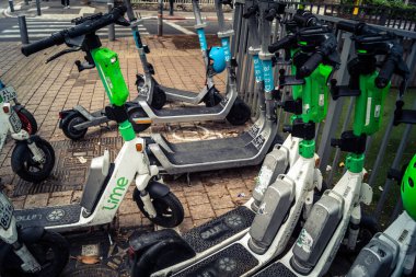 Tel Aviv, İsrail, 21 Ocak 2026 Rothschild Bulvarı boyunca elektrikli scooterlar park etti. Tel Aviv 'de ağaçlarla kaplı, canlı bir merkez cadde. Modern şehir yaşam tarzını yansıtıyor..