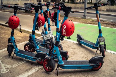 Tel Aviv, İsrail, 21 Ocak 2026 Rothschild Bulvarı boyunca elektrikli scooterlar park etti. Tel Aviv 'de ağaçlarla kaplı, canlı bir merkez cadde. Modern şehir yaşam tarzını yansıtıyor..