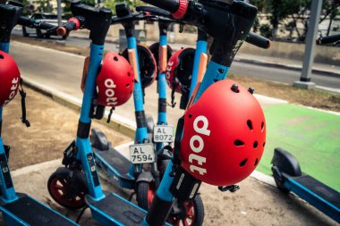 Tel Aviv, İsrail, 21 Ocak 2026 Rothschild Bulvarı boyunca elektrikli scooterlar park etti. Tel Aviv 'de ağaçlarla kaplı, canlı bir merkez cadde. Modern şehir yaşam tarzını yansıtıyor..