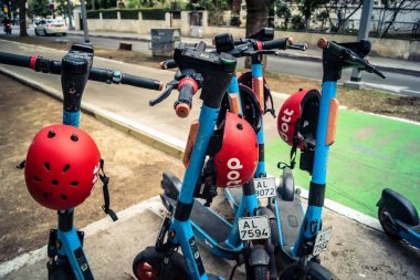 Tel Aviv, İsrail, 21 Ocak 2026 Rothschild Bulvarı boyunca elektrikli scooterlar park etti. Tel Aviv 'de ağaçlarla kaplı, canlı bir merkez cadde. Modern şehir yaşam tarzını yansıtıyor..