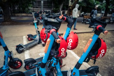 Tel Aviv, İsrail, 21 Ocak 2026 Rothschild Bulvarı boyunca elektrikli scooterlar park etti. Tel Aviv 'de ağaçlarla kaplı, canlı bir merkez cadde. Modern şehir yaşam tarzını yansıtıyor..