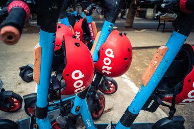 Tel Aviv, İsrail, 21 Ocak 2026 Rothschild Bulvarı boyunca elektrikli scooterlar park etti. Tel Aviv 'de ağaçlarla kaplı, canlı bir merkez cadde. Modern şehir yaşam tarzını yansıtıyor..