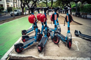Tel Aviv, İsrail, 21 Ocak 2026 Rothschild Bulvarı boyunca elektrikli scooterlar park etti. Tel Aviv 'de ağaçlarla kaplı, canlı bir merkez cadde. Modern şehir yaşam tarzını yansıtıyor..