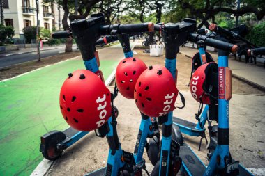 Tel Aviv, İsrail, 21 Ocak 2026 Rothschild Bulvarı boyunca elektrikli scooterlar park etti. Tel Aviv 'de ağaçlarla kaplı, canlı bir merkez cadde. Modern şehir yaşam tarzını yansıtıyor..