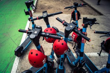 Tel Aviv, İsrail, 21 Ocak 2026 Rothschild Bulvarı boyunca elektrikli scooterlar park etti. Tel Aviv 'de ağaçlarla kaplı, canlı bir merkez cadde. Modern şehir yaşam tarzını yansıtıyor..