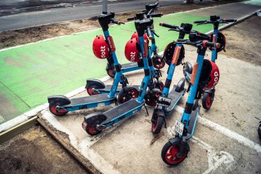 Tel Aviv, İsrail, 21 Ocak 2026 Rothschild Bulvarı boyunca elektrikli scooterlar park etti. Tel Aviv 'de ağaçlarla kaplı, canlı bir merkez cadde. Modern şehir yaşam tarzını yansıtıyor..