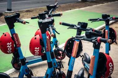 Tel Aviv, İsrail, 21 Ocak 2026 Rothschild Bulvarı boyunca elektrikli scooterlar park etti. Tel Aviv 'de ağaçlarla kaplı, canlı bir merkez cadde. Modern şehir yaşam tarzını yansıtıyor..