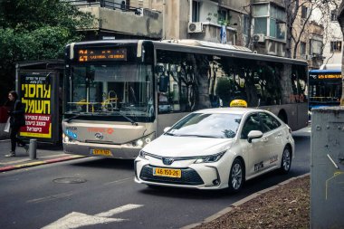 Tel Aviv, İsrail, 21 Ocak 2026 Tel Aviv şehir merkezindeki yoğun caddelerde ilerlerken, devam eden bölgesel çatışmalara ve artan güvenlik gerilimlerine rağmen kentin hareketliliğini ve akışını sürdürüyor..