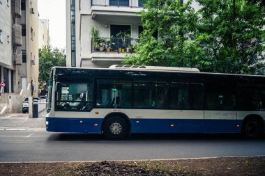 Tel Aviv, İsrail, 21 Ocak 2026 otobüsleri şehir merkezinde dolaşır, modern şehir yaşam tarzını yansıtır, hareketliliği ve akıcılığı güvence altına alır. Bu, insanların tercih ettiği ulaşım şekillerinden biri..