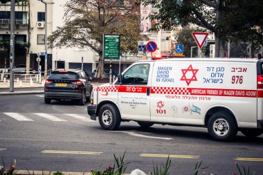 Tel Aviv, İsrail, 21 Ocak 2026 Magen David Adom (MDA) ambulansı Tel Aviv, İsrail sokaklarında acil durum ışıklarıyla yol alıyor. Kentsel acil servis sahnesi.