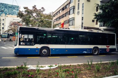 Tel Aviv, İsrail, 21 Ocak 2026 otobüsleri şehir merkezinde dolaşır, modern şehir yaşam tarzını yansıtır, hareketliliği ve akıcılığı güvence altına alır. Bu, insanların tercih ettiği ulaşım şekillerinden biri..