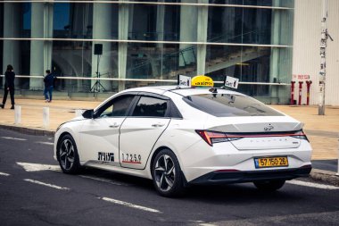 Tel Aviv, İsrail, 21 Ocak 2026 Tel Aviv şehir merkezindeki yoğun caddelerde ilerlerken, devam eden bölgesel çatışmalara ve artan güvenlik gerilimlerine rağmen kentin hareketliliğini ve akışını sürdürüyor..