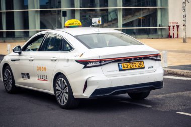 Tel Aviv, İsrail, 21 Ocak 2026 Tel Aviv şehir merkezindeki yoğun caddelerde ilerlerken, devam eden bölgesel çatışmalara ve artan güvenlik gerilimlerine rağmen kentin hareketliliğini ve akışını sürdürüyor..