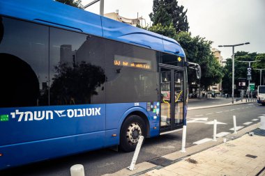 Tel Aviv, İsrail, 21 Ocak 2026 otobüsleri şehir merkezinde dolaşır, modern şehir yaşam tarzını yansıtır, hareketliliği ve akıcılığı güvence altına alır. Bu, insanların tercih ettiği ulaşım şekillerinden biri..