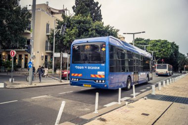 Tel Aviv, İsrail, 21 Ocak 2026 otobüsleri şehir merkezinde dolaşır, modern şehir yaşam tarzını yansıtır, hareketliliği ve akıcılığı güvence altına alır. Bu, insanların tercih ettiği ulaşım şekillerinden biri..