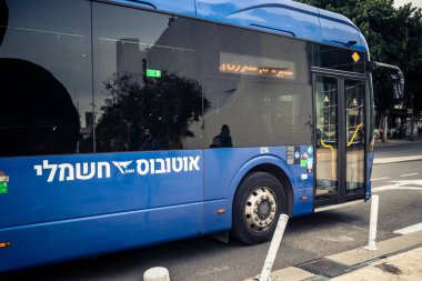 Tel Aviv, İsrail, 21 Ocak 2026 otobüsleri şehir merkezinde dolaşır, modern şehir yaşam tarzını yansıtır, hareketliliği ve akıcılığı güvence altına alır. Bu, insanların tercih ettiği ulaşım şekillerinden biri..