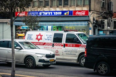 Tel Aviv, İsrail, 21 Ocak 2026 Magen David Adom (MDA) ambulansı Tel Aviv, İsrail sokaklarında acil durum ışıklarıyla yol alıyor. Kentsel acil servis sahnesi.