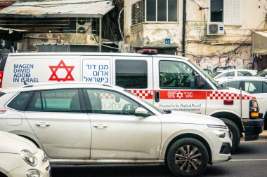 Tel Aviv, İsrail, 21 Ocak 2026 Magen David Adom (MDA) ambulansı Tel Aviv, İsrail sokaklarında acil durum ışıklarıyla yol alıyor. Kentsel acil servis sahnesi.