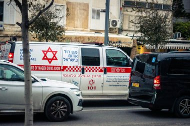 Tel Aviv, İsrail, 21 Ocak 2026 Magen David Adom (MDA) ambulansı Tel Aviv, İsrail sokaklarında acil durum ışıklarıyla yol alıyor. Kentsel acil servis sahnesi.