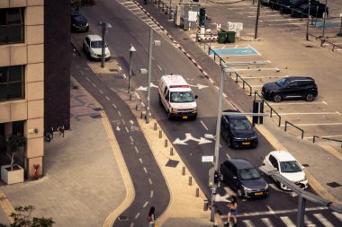 Tel Aviv, İsrail, 23 Ocak 2026 Magen David Adom (MDA) ambulansı Tel Aviv, İsrail sokaklarında acil durum ışıklarıyla yol alıyor. Kentsel acil servis sahnesi.