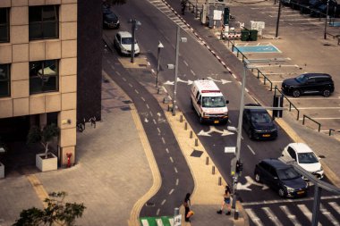 Tel Aviv, İsrail, 23 Ocak 2026 Magen David Adom (MDA) ambulansı Tel Aviv, İsrail sokaklarında acil durum ışıklarıyla yol alıyor. Kentsel acil servis sahnesi.