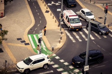 Tel Aviv, İsrail, 23 Ocak 2026 Magen David Adom (MDA) ambulansı Tel Aviv, İsrail sokaklarında acil durum ışıklarıyla yol alıyor. Kentsel acil servis sahnesi.