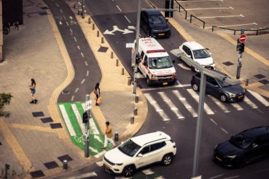 Tel Aviv, İsrail, 23 Ocak 2026 Magen David Adom (MDA) ambulansı Tel Aviv, İsrail sokaklarında acil durum ışıklarıyla yol alıyor. Kentsel acil servis sahnesi.