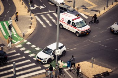 Tel Aviv, İsrail, 23 Ocak 2026 Magen David Adom (MDA) ambulansı Tel Aviv, İsrail sokaklarında acil durum ışıklarıyla yol alıyor. Kentsel acil servis sahnesi.