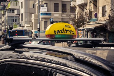 Tel Aviv, İsrail, 23 Ocak 2026 Tel Aviv şehir merkezindeki yoğun caddelerde ilerlerken, devam eden bölgesel çatışmalara ve artan güvenlik gerilimlerine rağmen kentin hareketliliğini ve akışını sürdürüyor..